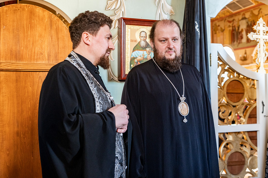Вечерня с чтением акафиста Страстям Христовым в Александро-Невском храме города Видное